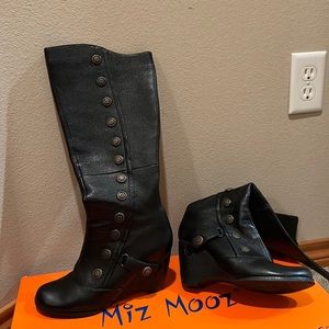 Lovely pair of leather boots, very comfy and catching looking.